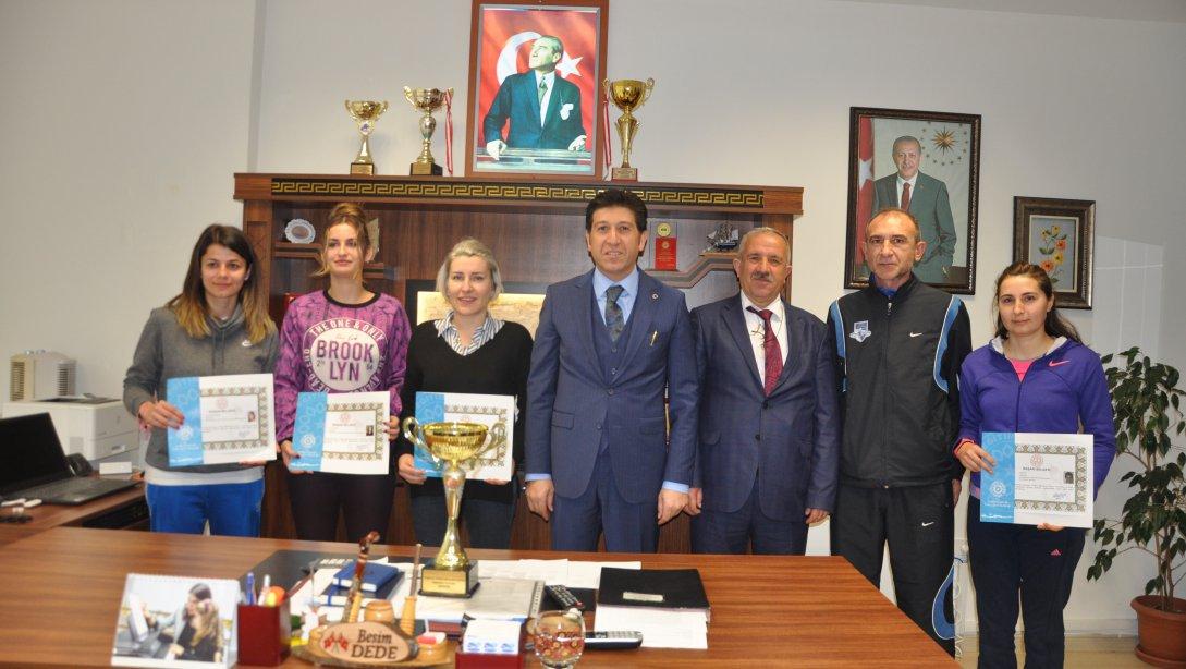 Haberler İl Milli Eğitim Müdürümüz Ersan Ulusan Türkiye Öğretmenler Kupası Basketbol Şampiyonu Olan Kadın Basketbol Takımımız'a Başarı Belgelerini Takdim Etti